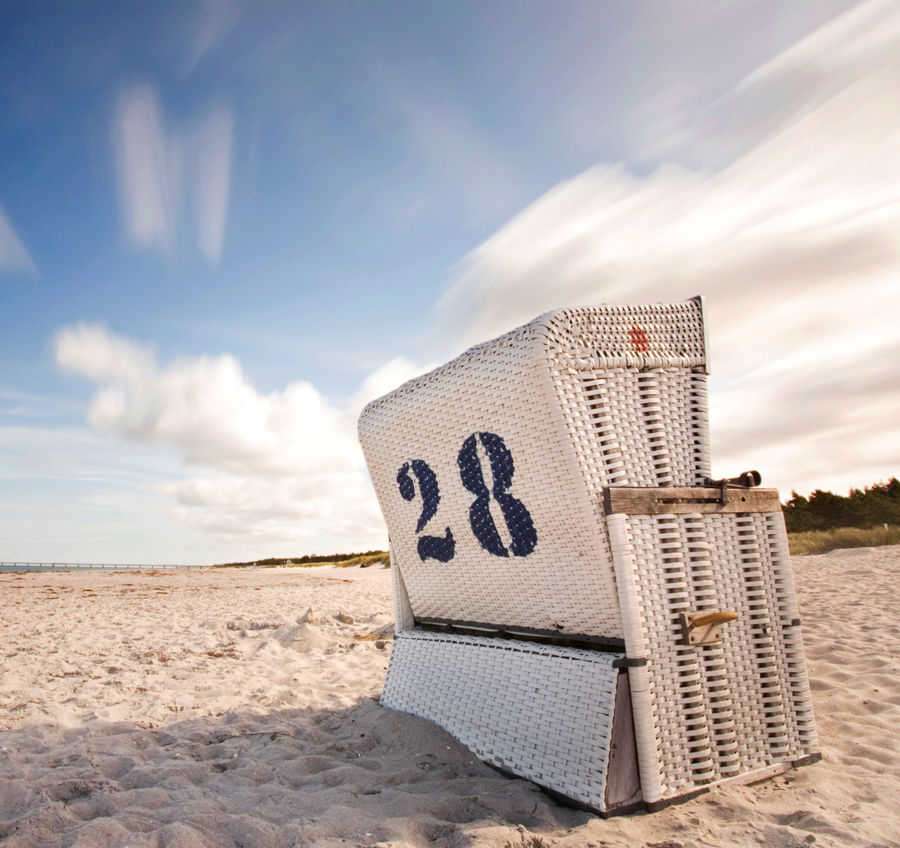 Sandstrand im Ostseebad Prerow mit Kiefernwald